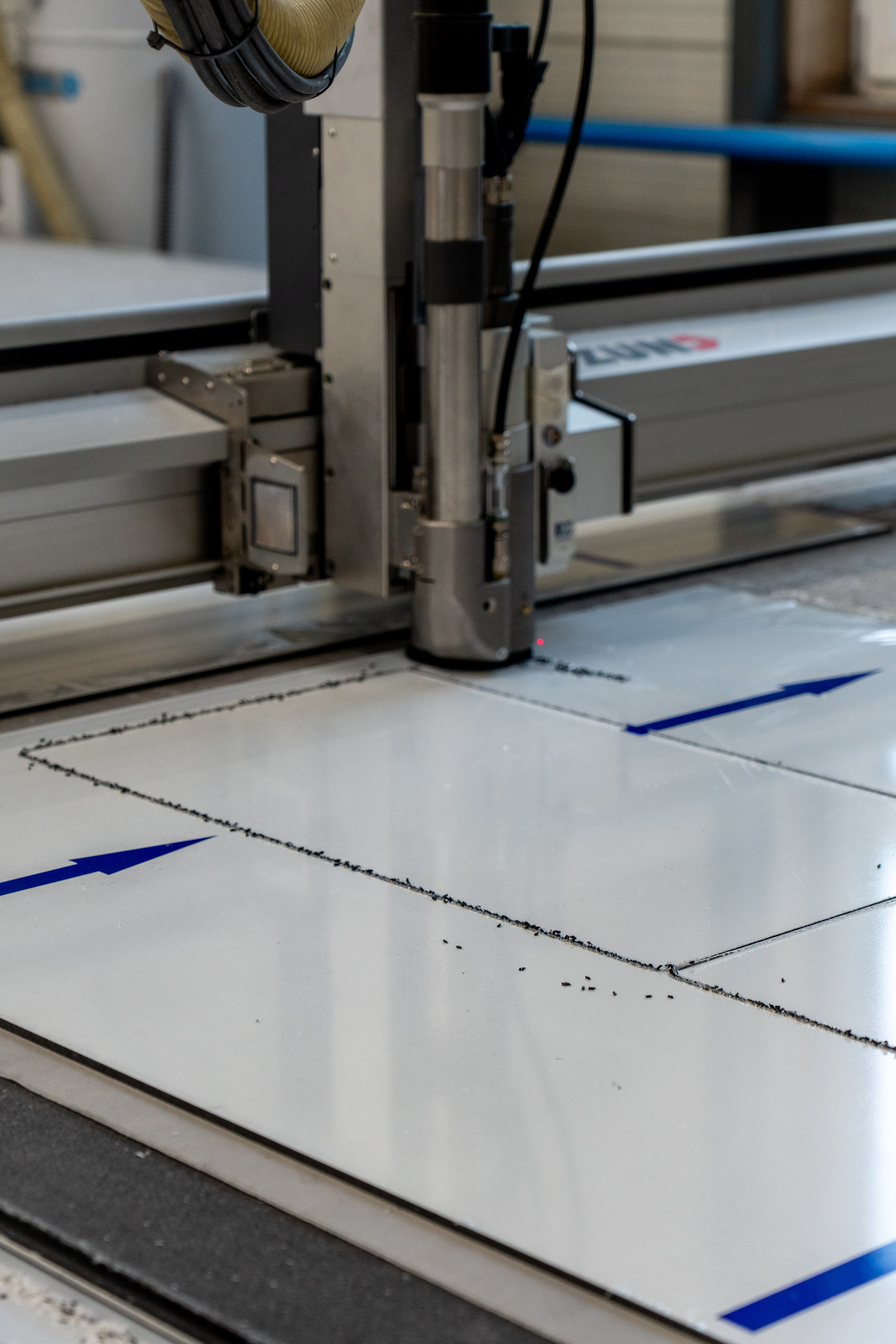 CNC freesmachine maakt HPL platen op maat