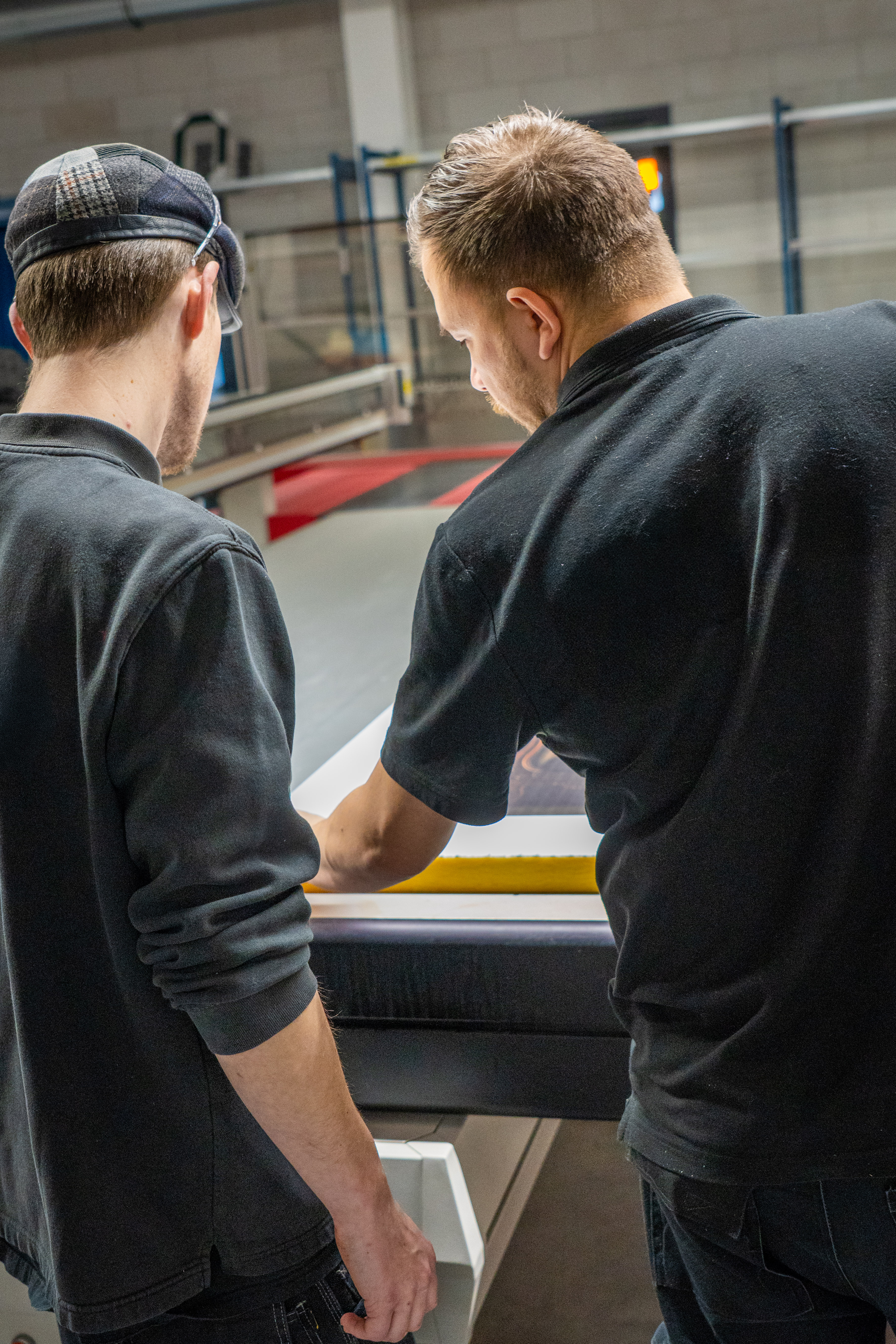 Medewerkers bezig met inmeten HPL