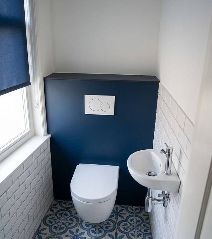 Achterwand wc afgewerkt met HPL wandplaat